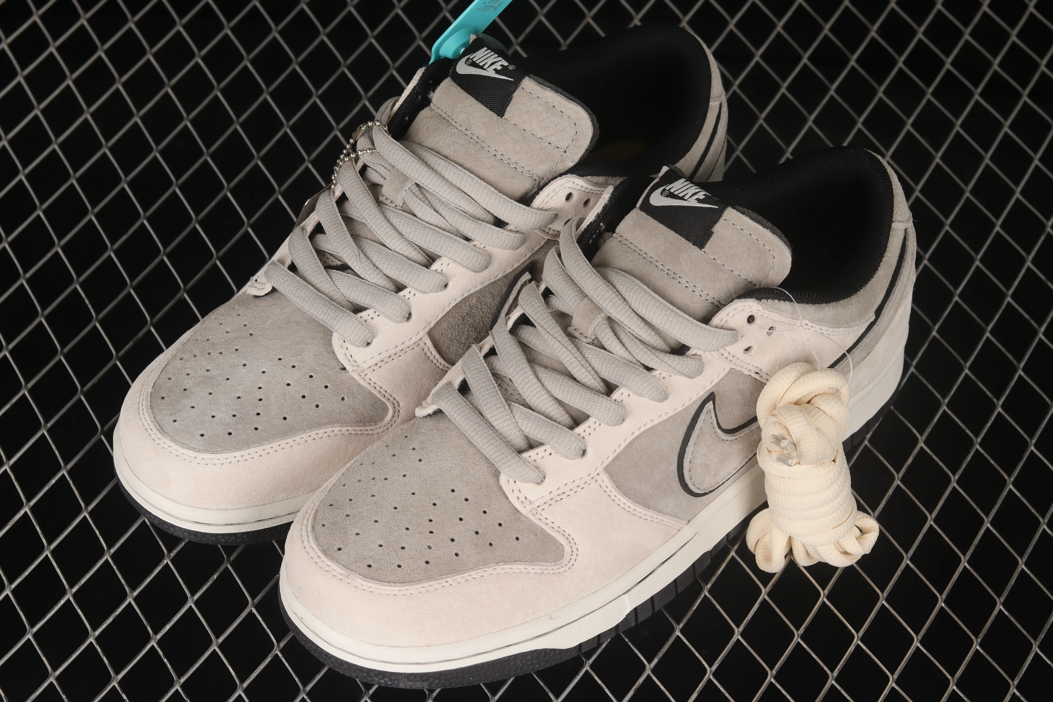 All Categories Nk SB Dunk Series Nk SB Dunk Low Low-top sneakers F version Otomo Katsuhiro x NK SB Dunk Low "Steamboy OST" Otomo Katsuhiro co-branded SB low-top sports and leisure sneakers LF0039-006